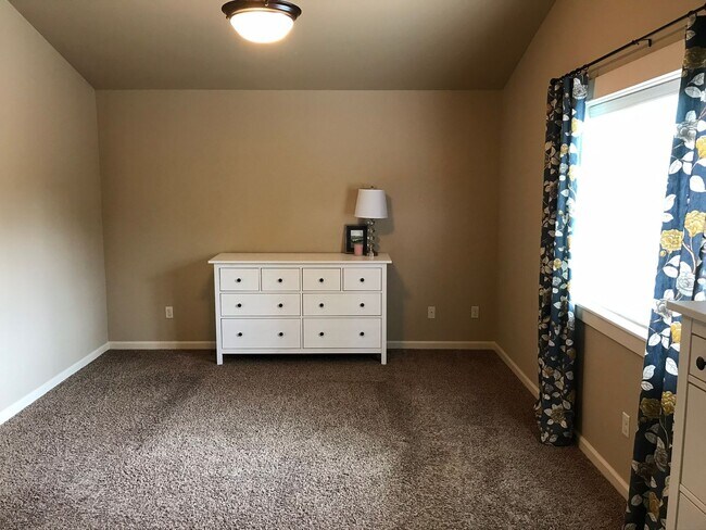 Building Photo - 4bed/3ba Old Portland style Home Nestled i...