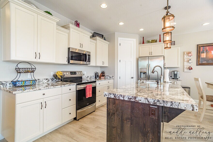 Building Photo - 325 N Red Stone Rd