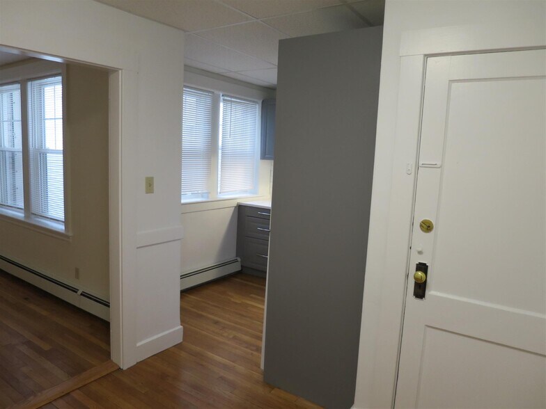 Building Photo - 32 College Ave