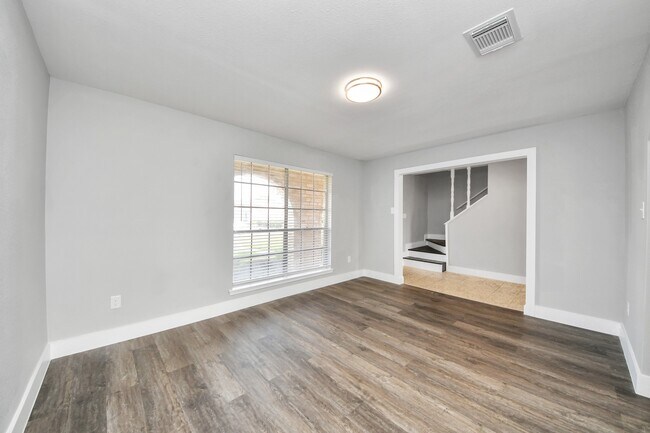 Building Photo - 15423 Ridingwood Dr