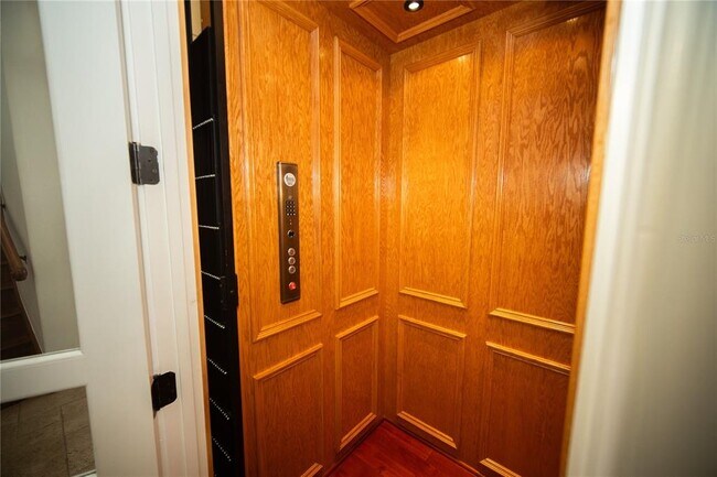 Building Photo - 719 Eastlawn Dr