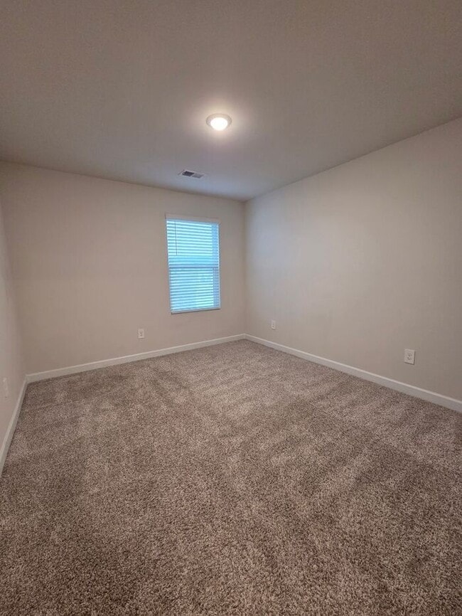 Building Photo - Beautiful and spacious! Ready for move in!