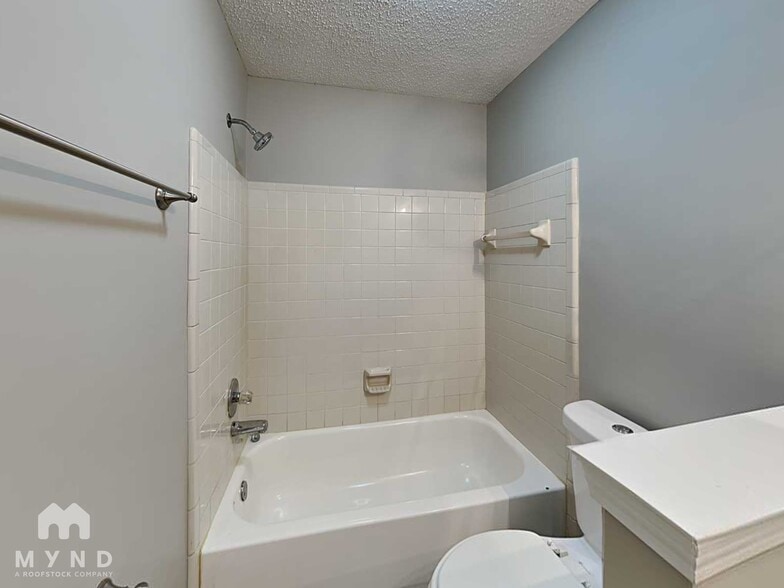 Building Photo - 4569 Falkland Dr