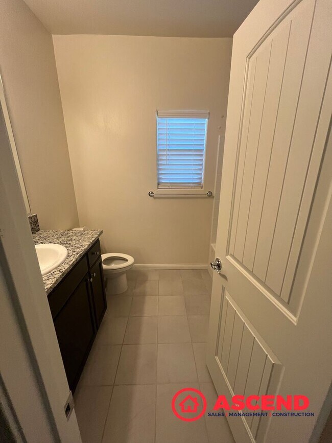 Building Photo - Stunning 4 Bedroom Home In The Southwest!