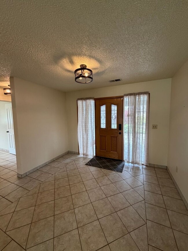 Building Photo - Hard to find 3 Bdrm, 2 Bath home in Harbor isles on the canal 2 miles to Sky Lakes Medical Ctr an...