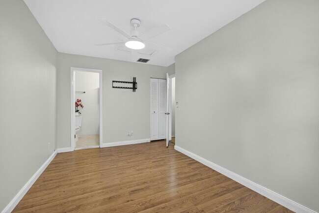Building Photo - 323 Sandtree Dr