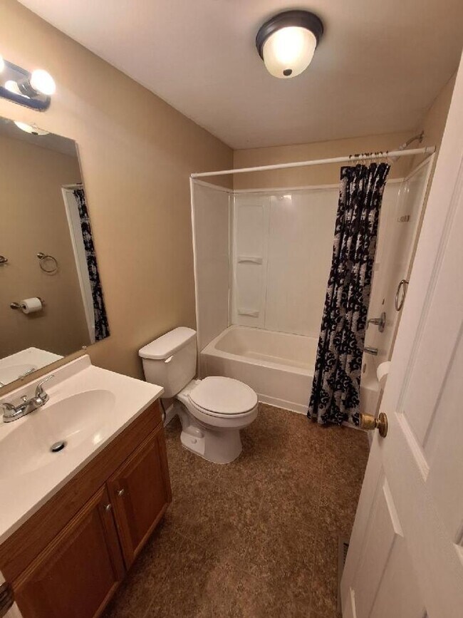 Building Photo - Knoxville 37914 - 3 bedroom, 1 bath home - Contact Tara Hayes (865) 242-8010