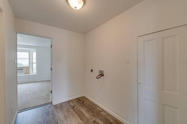 Building Photo - 4 bedroom 2 bath Home