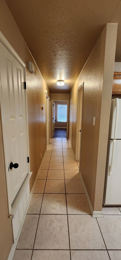 Building Photo - Beautiful 3bed/2bath Duplex near Clear Cre...