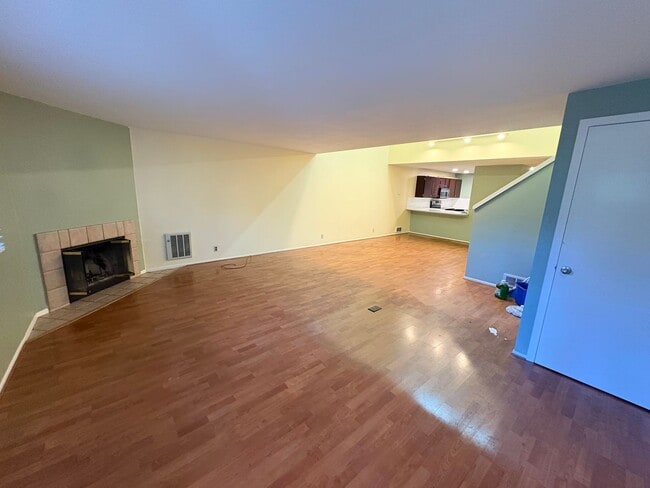 Building Photo - 2 Bed/2.5 Bath Townhome with Garage, Pool and Tennis Court