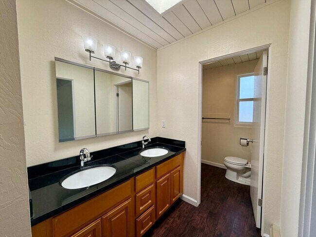 Building Photo - BEAUTIFULLY MAINTAINED EICHLER-STYLE HOME IN DESIRABLE LUCAS VALLEY WITH HOA POOL AND TENNIS COURTS