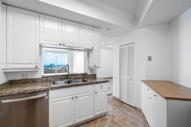 Building Photo - 888 Brickell Key Dr