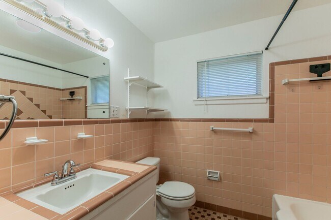 Building Photo - Stylish & Spacious 3-Bed Home