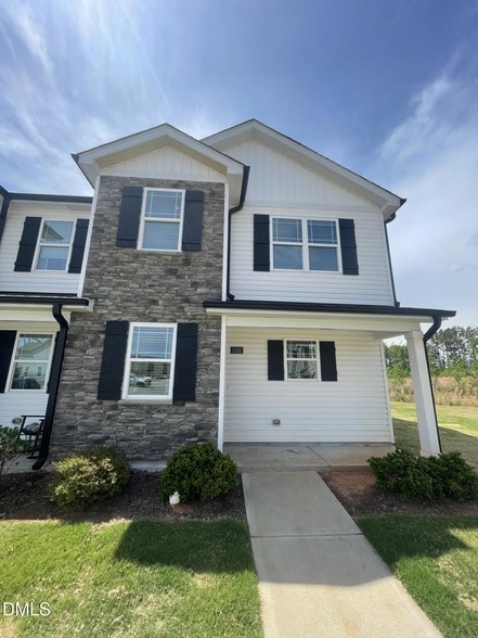 Building Photo - 1100 Peony Ln