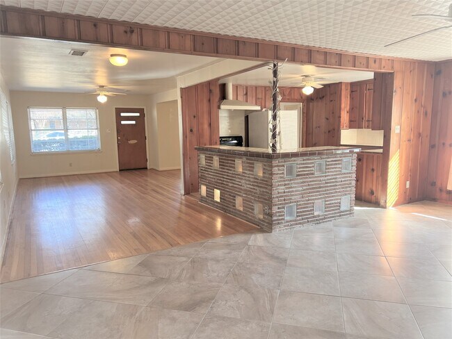 Building Photo - 1519 Johanna Dr