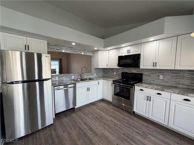 Building Photo - 1418 Cape Coral Pkwy W