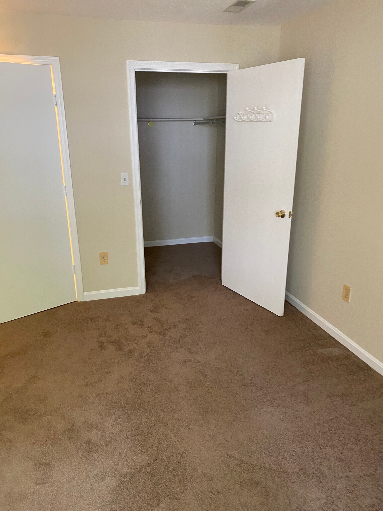 Building Photo - 2609 Camelback Ln
