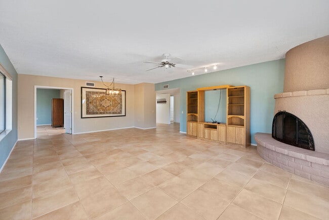 Building Photo - 1021 W Desert Canyon Pl