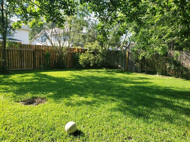 Building Photo - 110 Genesee Ridge Dr