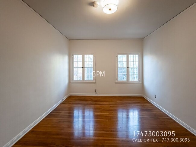 Building Photo - Spacious Hollywood Gem: Stylish 1-Bedroom ...