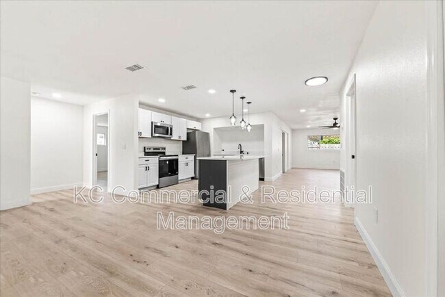 Building Photo - 484 Greenway Ave