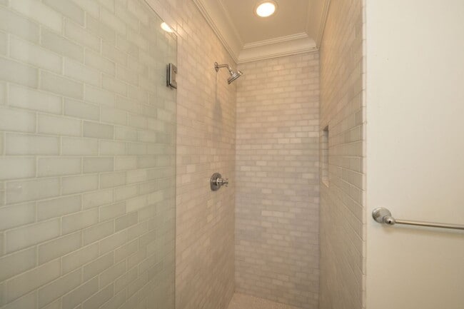 Building Photo - 5 Bed, 4.5 Bath Executive Home w/ Designer...