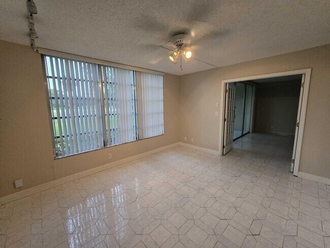 Building Photo - 3800 Oaks Clubhouse Dr