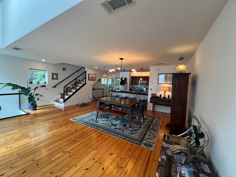 Building Photo - 920 Memorial Dr SE