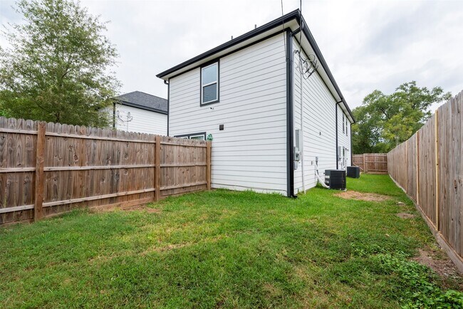 Building Photo - 8635 Sunderland Rd
