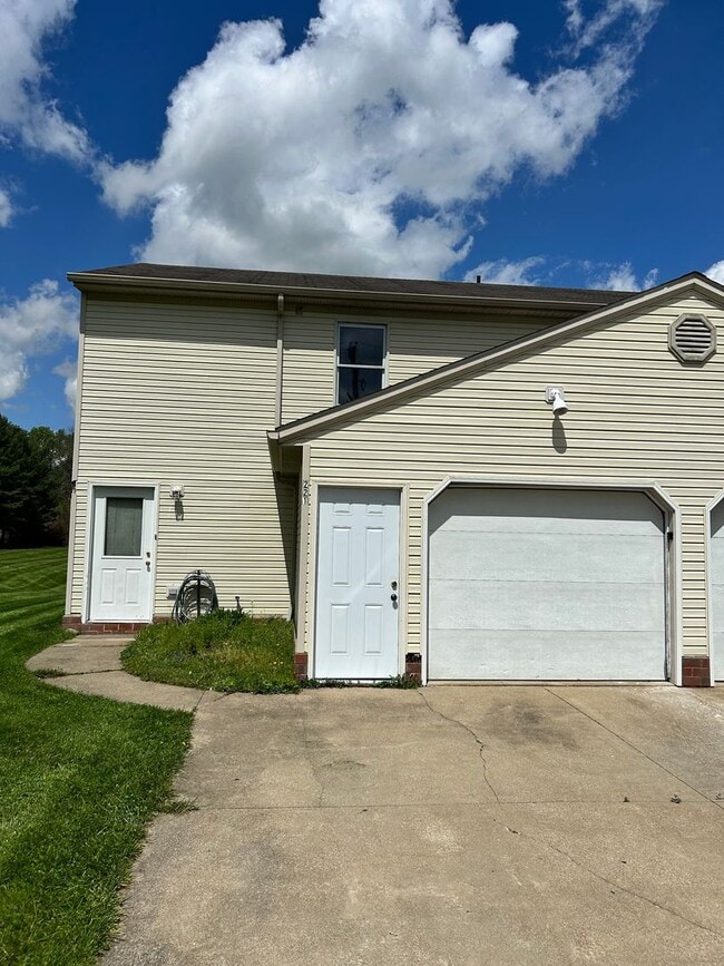 Building Photo - Three bedroom duplex