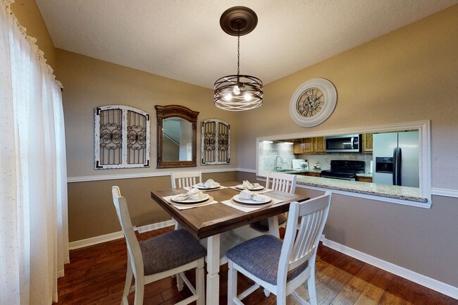 Building Photo - Adorable 3 Bed Townhome Pre-Leasing July 2026!