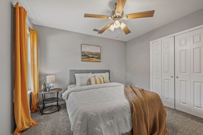 Building Photo - Stunning 4 bedroom with two bonus spaces, ...