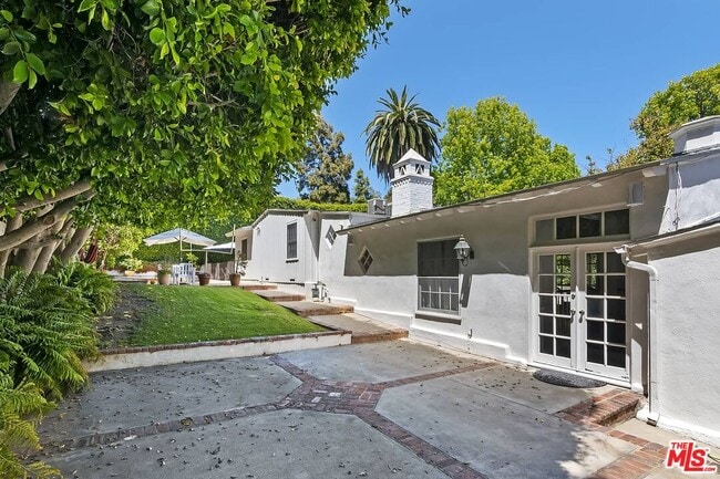 Building Photo - 111 S Glenroy Ave