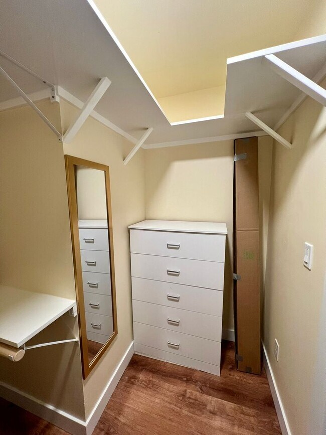 Building Photo - Fully Remodeled 1 BD + Loft