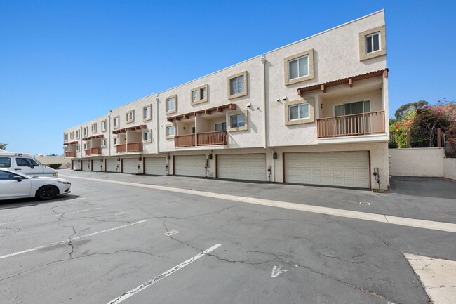 Building Photo - Charming 2-Bedroom Townhome Near USD and F...