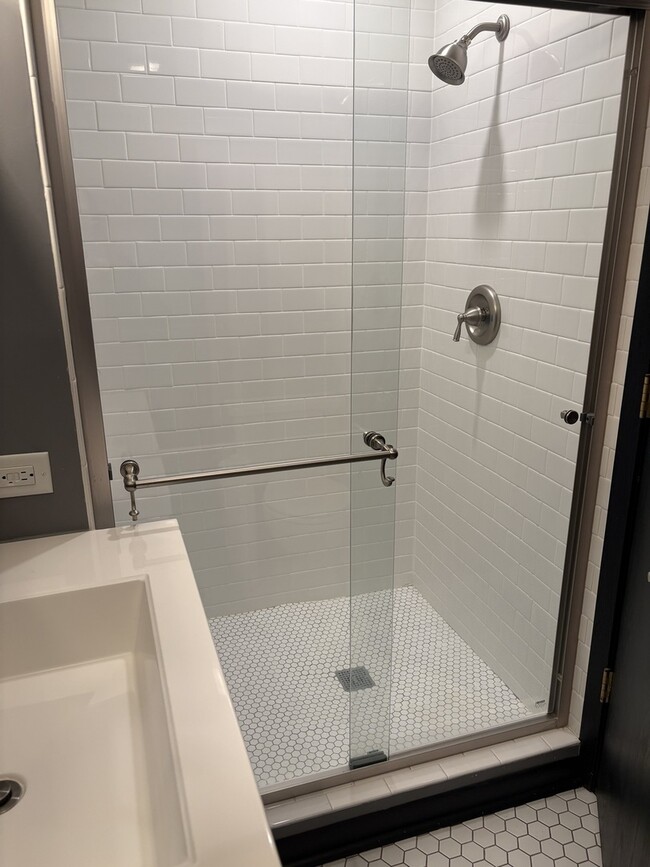 Building Photo - 109 Paramount Dr