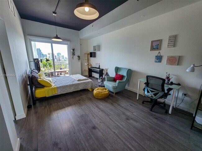 Building Photo - 10 SW South River Dr