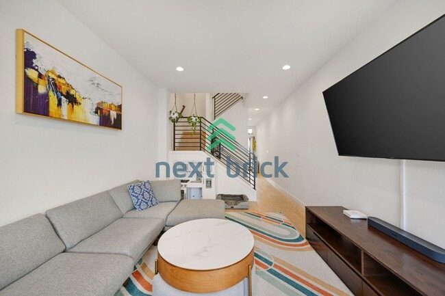 Building Photo - "Spacious 3-Bedroom Townhouse in Seattle's Vibrant Heart – 2 Full Baths & 1430 Sq Ft of Comfort!"