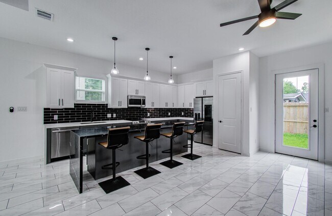 Building Photo - 5905 Crest Ct