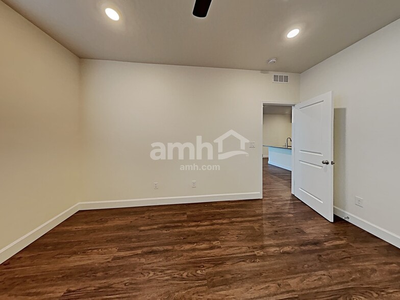 Building Photo - 5124 W Bellevue St