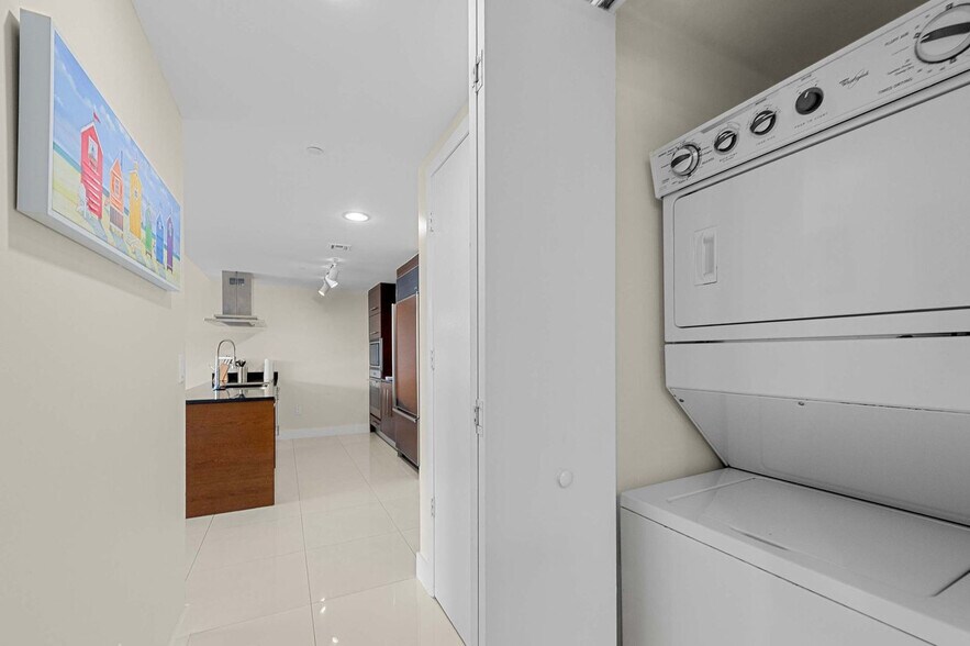 Building Photo - 485 Brickell Ave