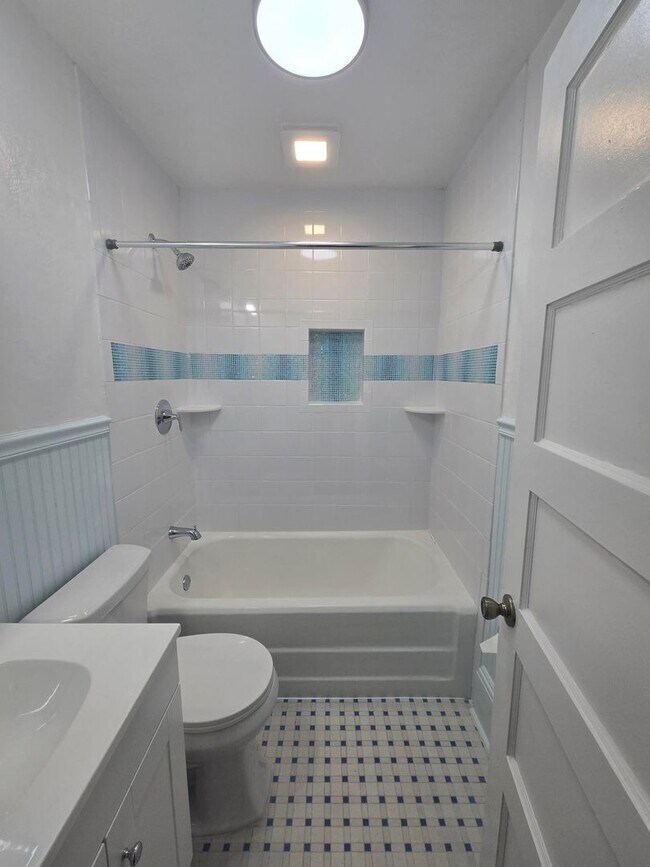 Building Photo - C1122 Woodbury Row