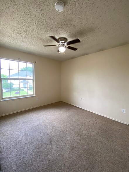 Building Photo - 805 Greenridge Dr