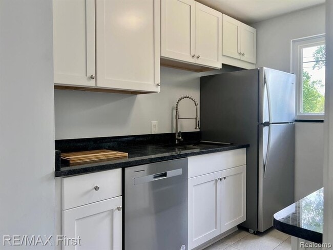 Building Photo - 552 Laprairie St