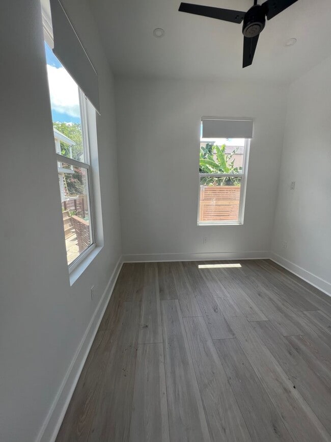 Building Photo - 5 BR House 1/2 block from Maple St - POOL!