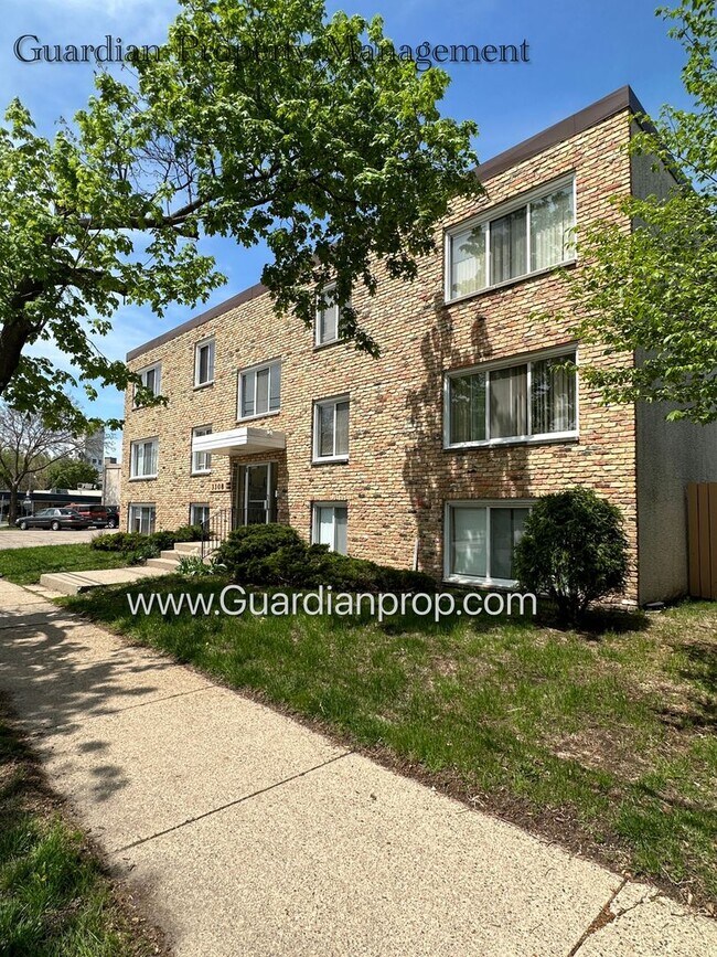 Building Photo - Longfellow Top Floor Apartment, Blocks Fro...