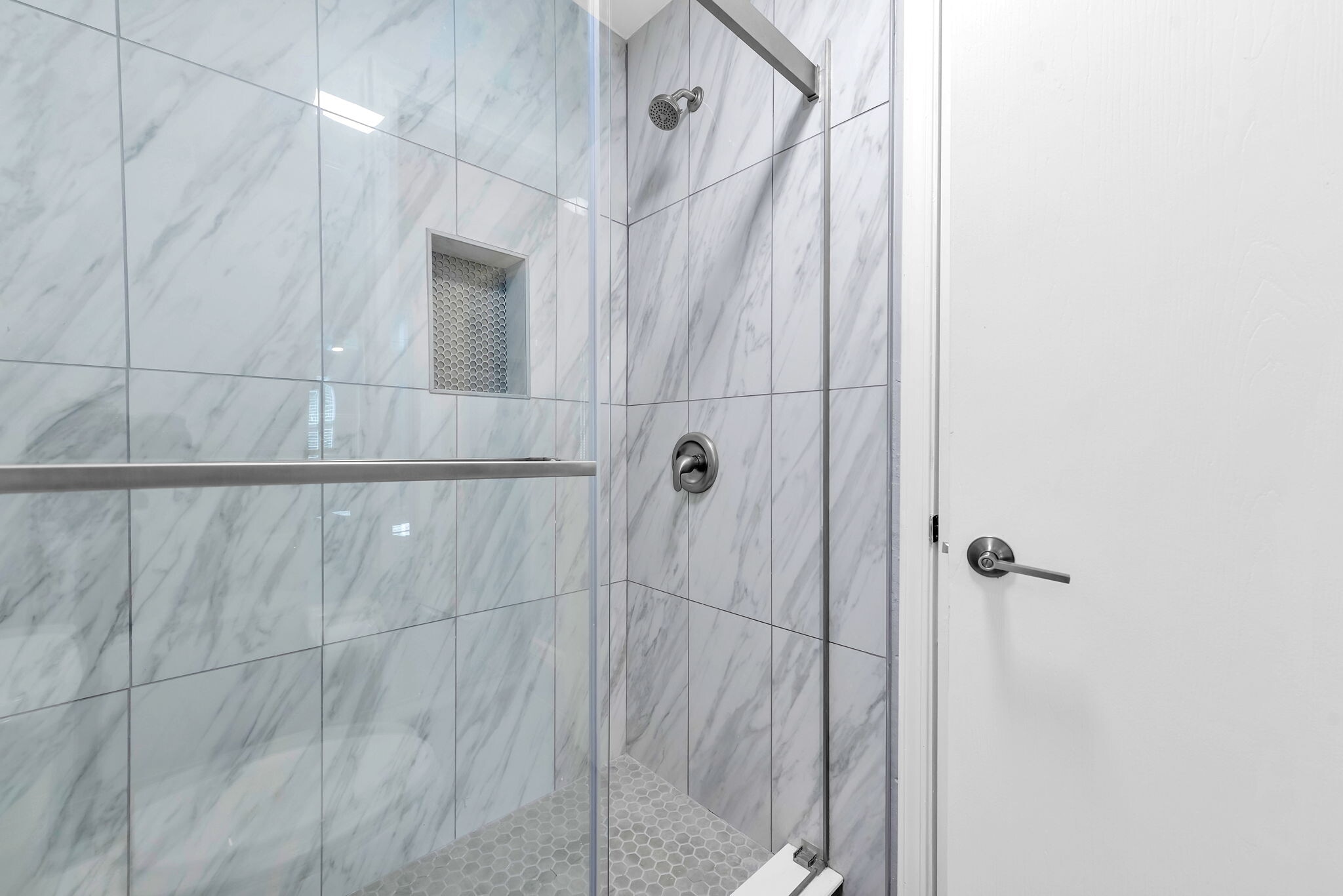 Walk-in Shower - 4932 Drayton Rd
