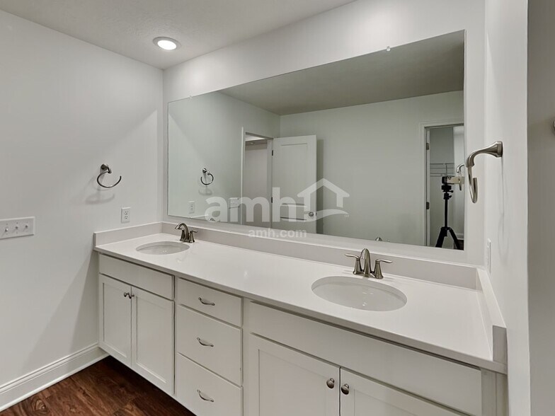 Building Photo - 1044 Castor Dr