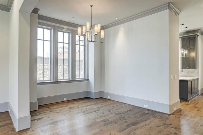 Building Photo - 1909 Revere St