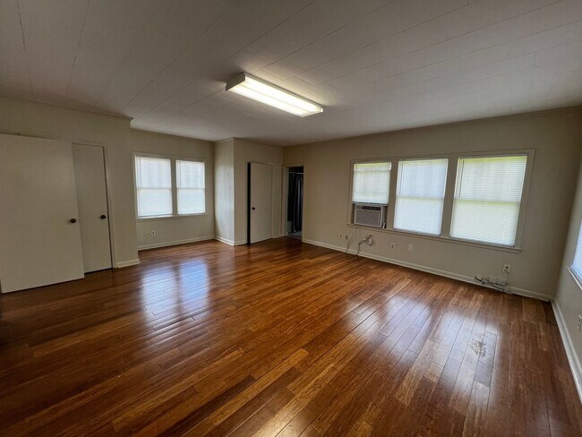 Building Photo - 119 St Julien Ave